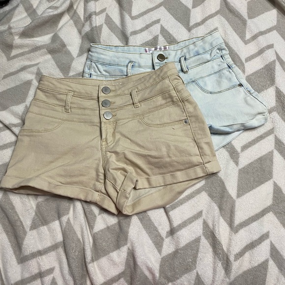 A set of high waisted shorts - Picture 8 of 12